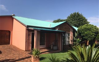 5 Bedroom House in Kanonkop