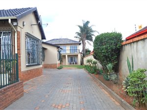 8 Bed House in Southcrest