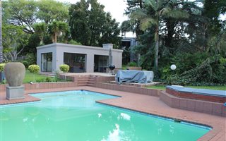 7 Bedroom House in Shere