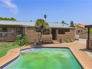 5 Bedroom House in Campher Park