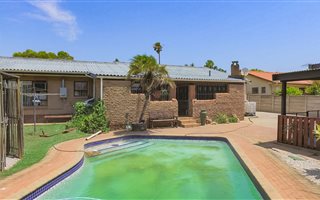 5 Bedroom House in Campher Park