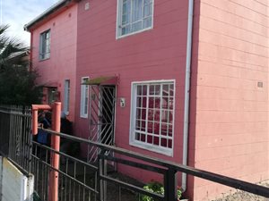 3 Bed House in Elsies River