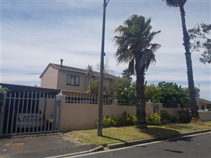 4 Bed House in Steenberg