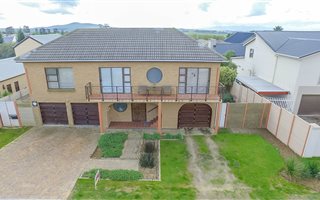 4 Bedroom House in Uitzicht