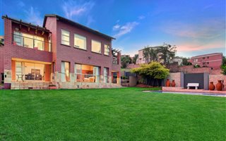 4 Bedroom House in Noordheuwel