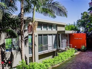 4 Bedroom House in Kosmos