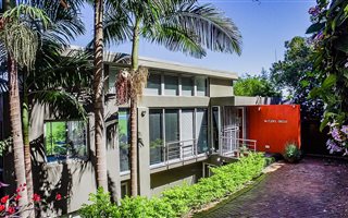 4 Bedroom House in Kosmos