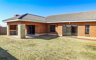 3 Bedroom Simplex in Hillside