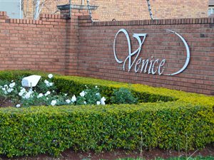2 Bed Apartment in Die Hoewes