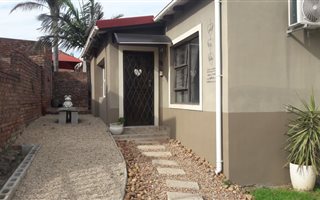 2 Bedroom House in Van Riebeeck Heights