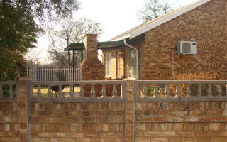 2 Bedroom Townhouse in Doornpoort and surrounds