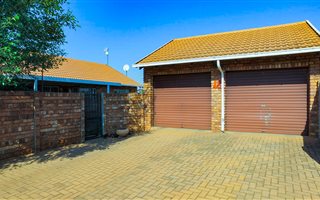 3 Bedroom Townhouse in Pierre van Ryneveld