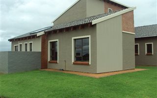 3 Bedroom Townhouse in Grimbeek Park
