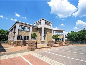 86 m² Commercial space in Olympus AH