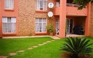 1 Bedroom Townhouse in Die Hoewes