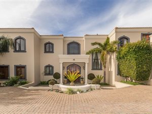 6 Bed House in Silvertree Estate