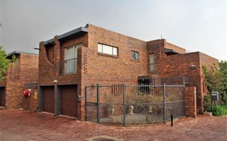 4 Bedroom Duplex in Maroelana