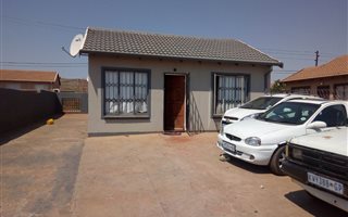 2 Bedroom House in Mahube Valley