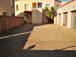 3 Bed Townhouse in Westonaria