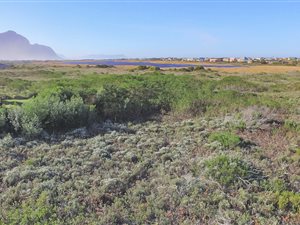 660 m² Land available in Bettys Bay