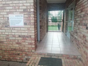2 Bed Apartment in Rooihuiskraal North