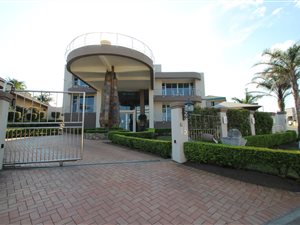 6 Bed House in Blue Bend