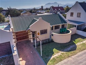 2 Bed House in Admirals Park