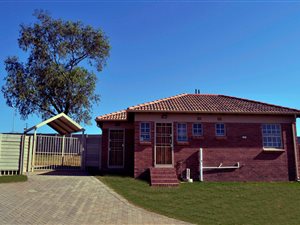 3 Bedroom House in Olievenhoutbos