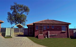 3 Bedroom House in Mnandi AH