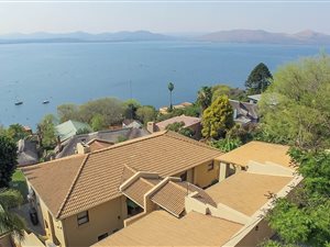 5 Bed House in Kosmos