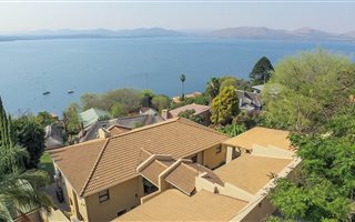 5 Bedroom House in Kosmos