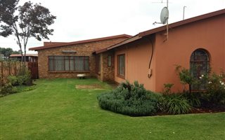5 Bedroom House in Van Dyk Park