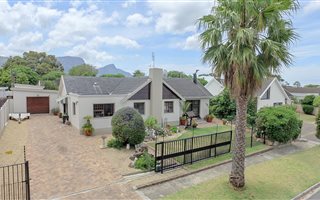 4 Bedroom House in Meadowridge