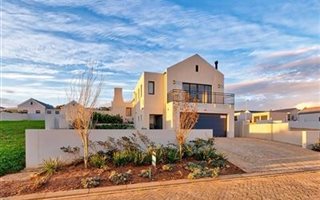 3 Bedroom House in Somerset West Central