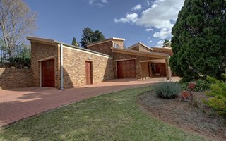 4 Bedroom House in Waterkloof Glen