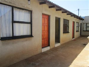 7 Bed House in Lakeside