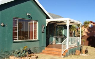 3 Bedroom House in Dan Pienaarville