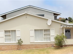 4 Bed House in Pearly Beach