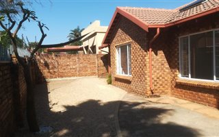 4 Bedroom House in Rooihuiskraal North