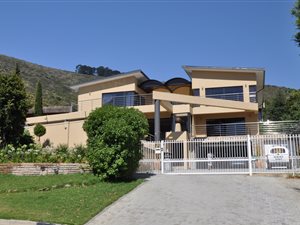 5 Bed House in Plattekloof