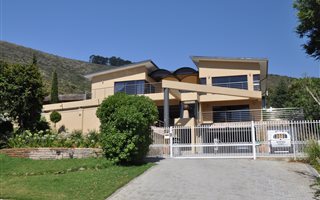 5 Bedroom House in Plattekloof