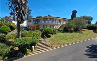 4 Bedroom House in Hoheizen