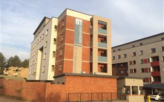 2 Bedroom Apartment in Die Hoewes