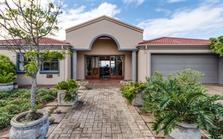 5 Bedroom House in Stilbaai