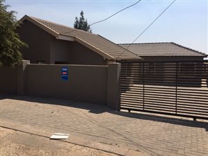 1 Bed Apartment in Cosmo City