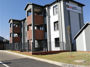 2 Bed Apartment in Rooihuiskraal North