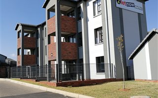 2 Bedroom Apartment in Rooihuiskraal North