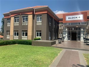 80 m² Commercial space in Fourways
