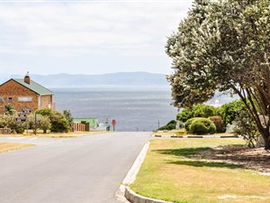 595 m² Land available in De Kelders