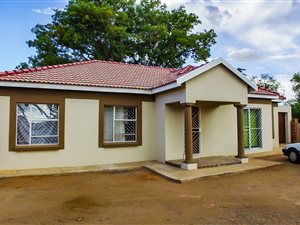 9 Bed House in Diamant Park